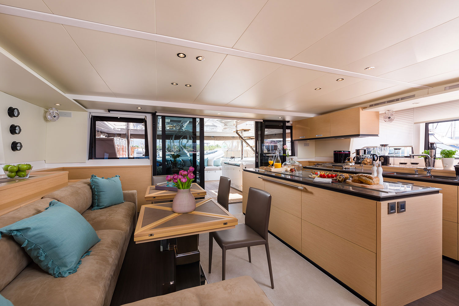 Lagoon 620 — photo 10