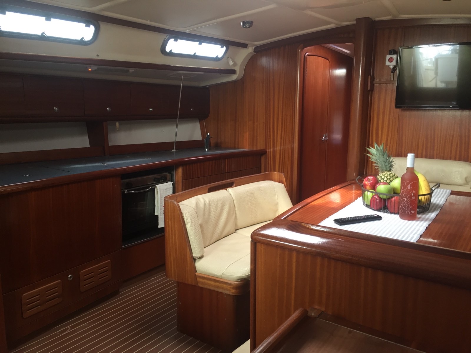 Bavaria 44 — photo 9