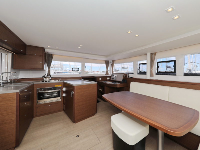 Lagoon 450 SporTop — photo 10