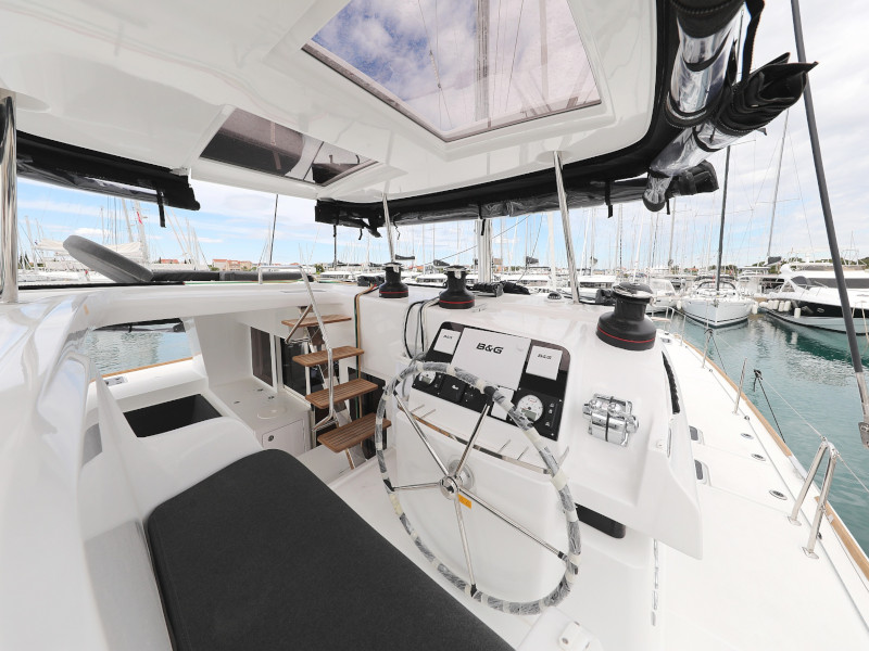 Lagoon 450 SporTop — photo 4