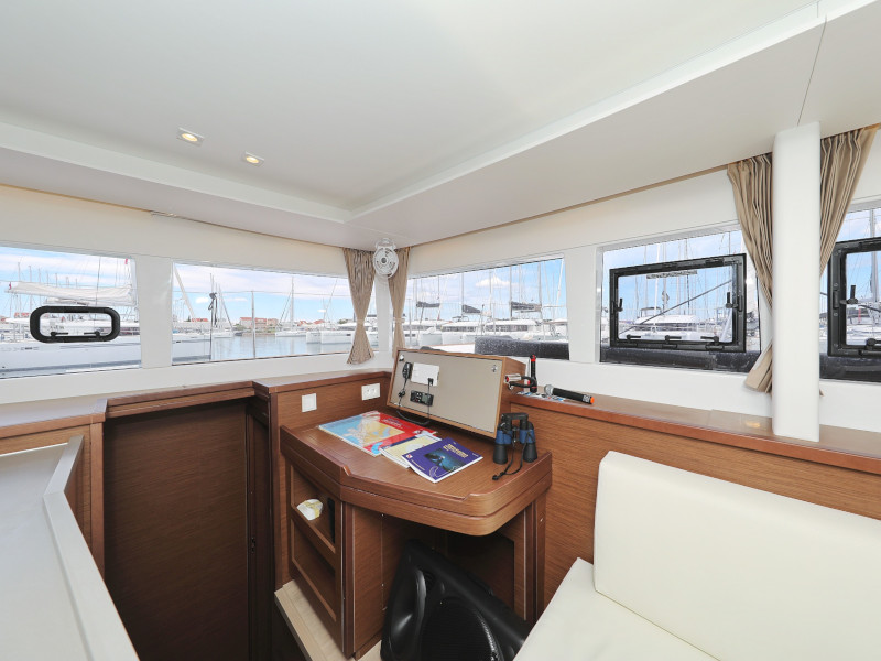 Lagoon 450 SporTop — photo 52