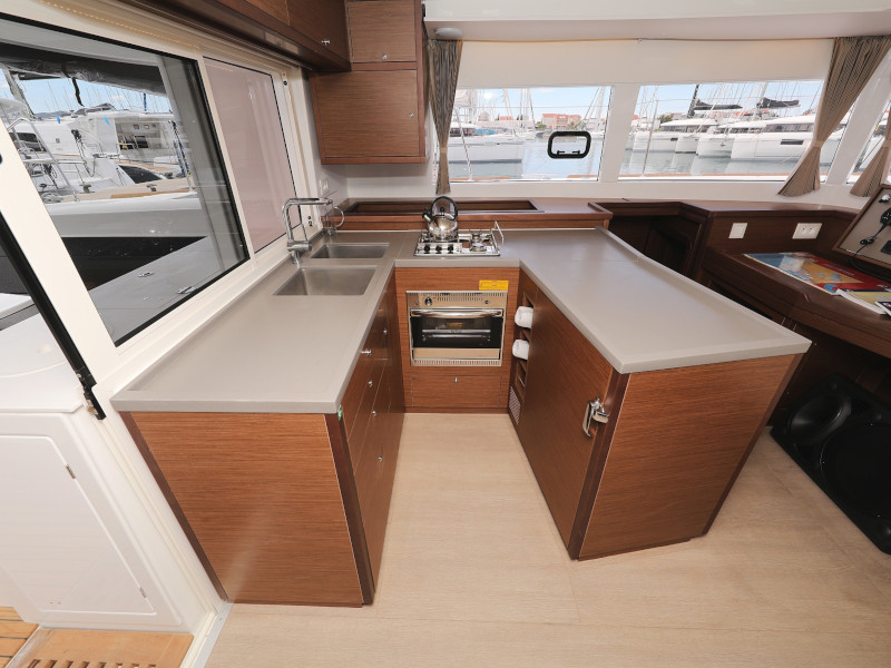 Lagoon 450 SporTop — photo 50