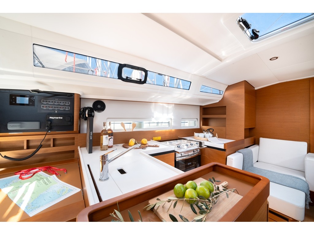 Sun Odyssey 380 — photo 2