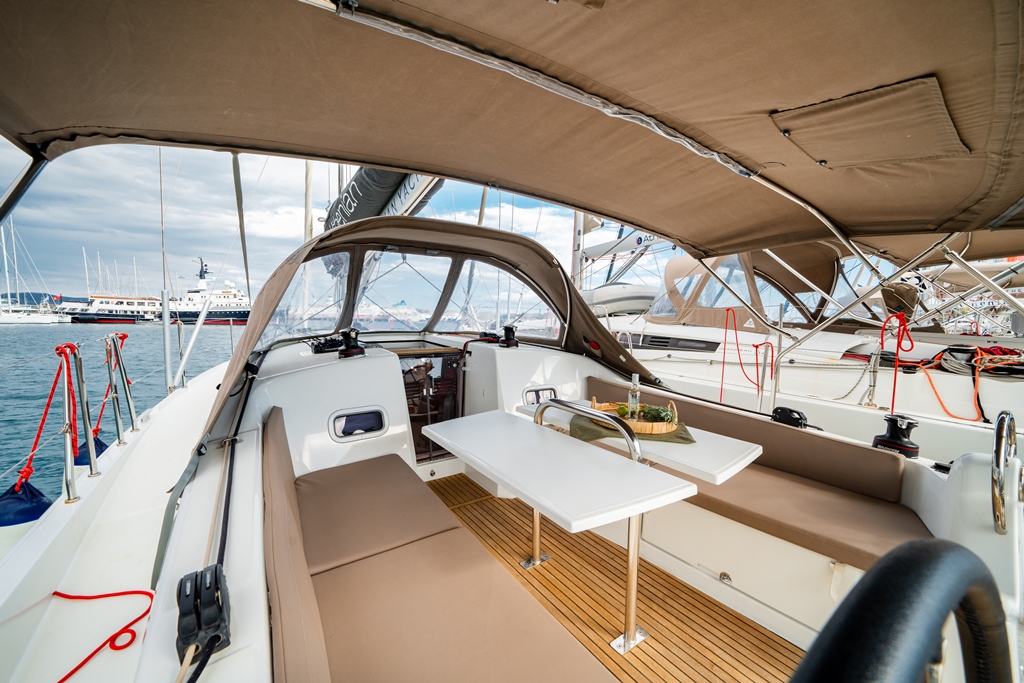 Sun Odyssey 380 — photo 4