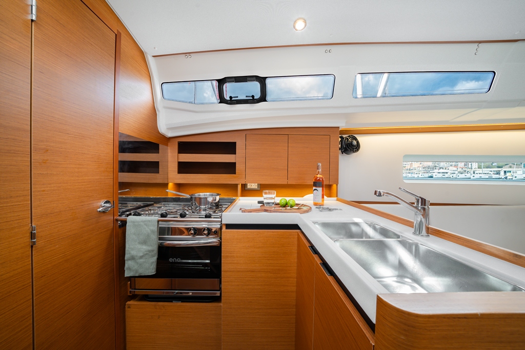 Sun Odyssey 380 — photo 5