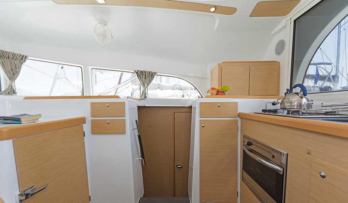 Lagoon 380 — photo 18