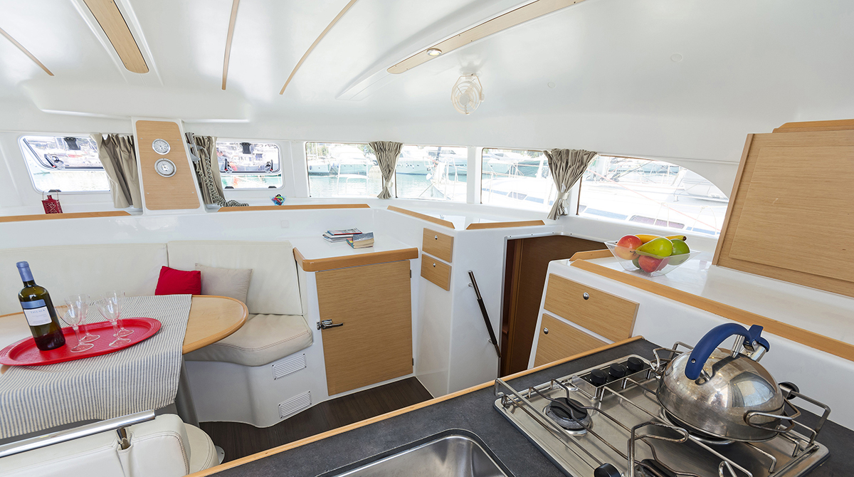 Lagoon 380 — photo 12