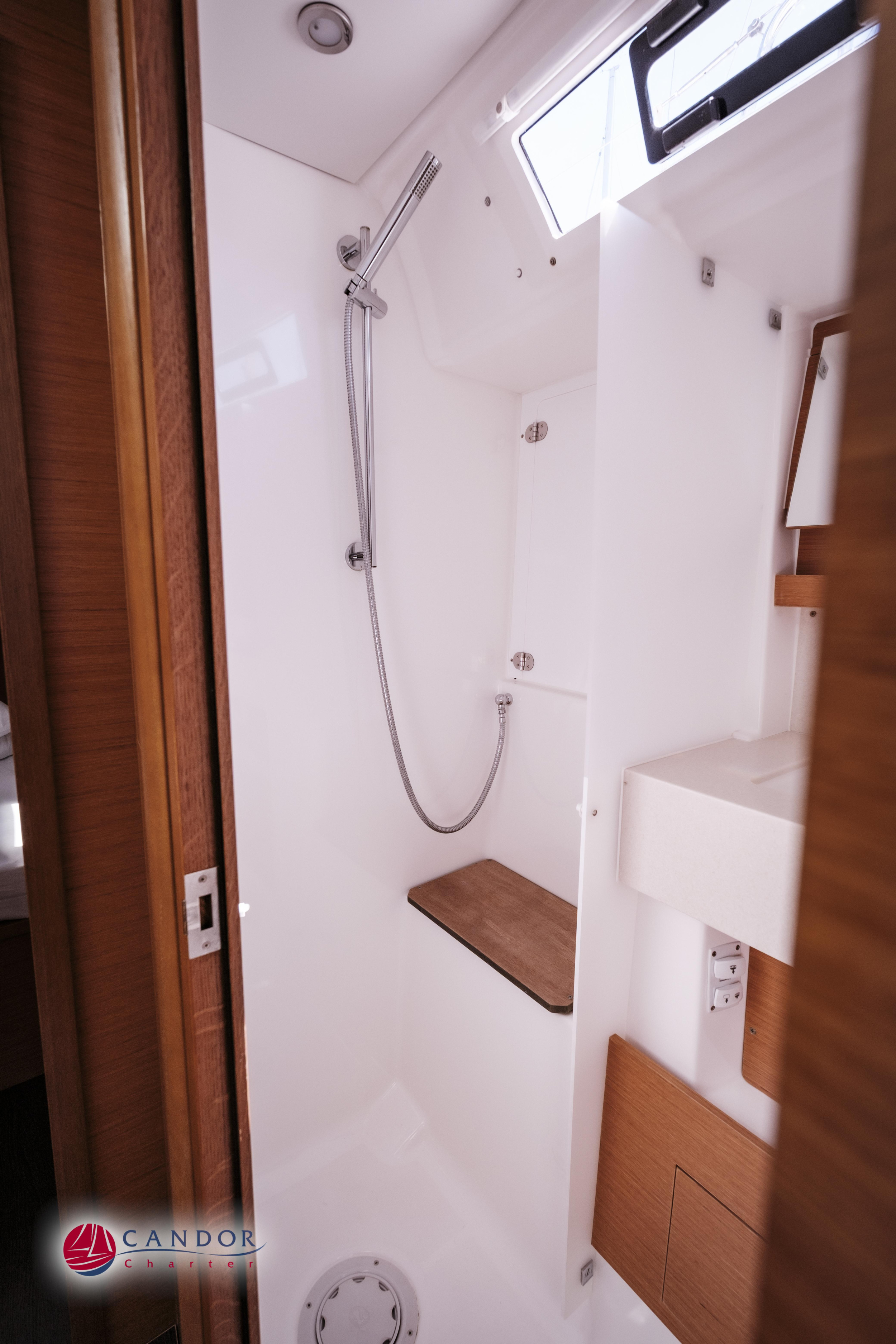 Dufour 470 owner layout — photo 11