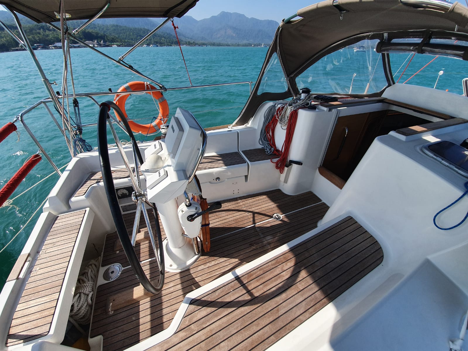 Sun Odyssey 33i — photo 2