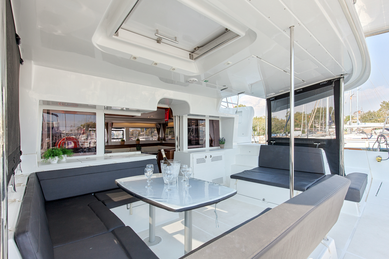 Lagoon 450 Flybridge — photo 16