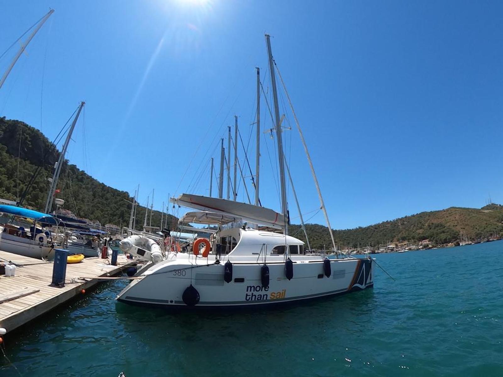 Lagoon 380 — photo 16