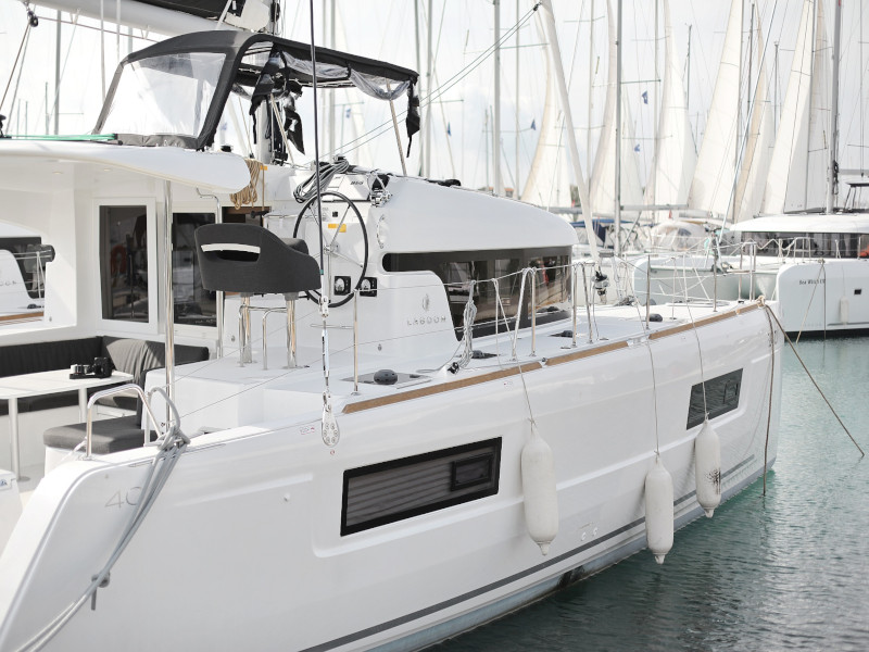 Lagoon 40 — photo 1