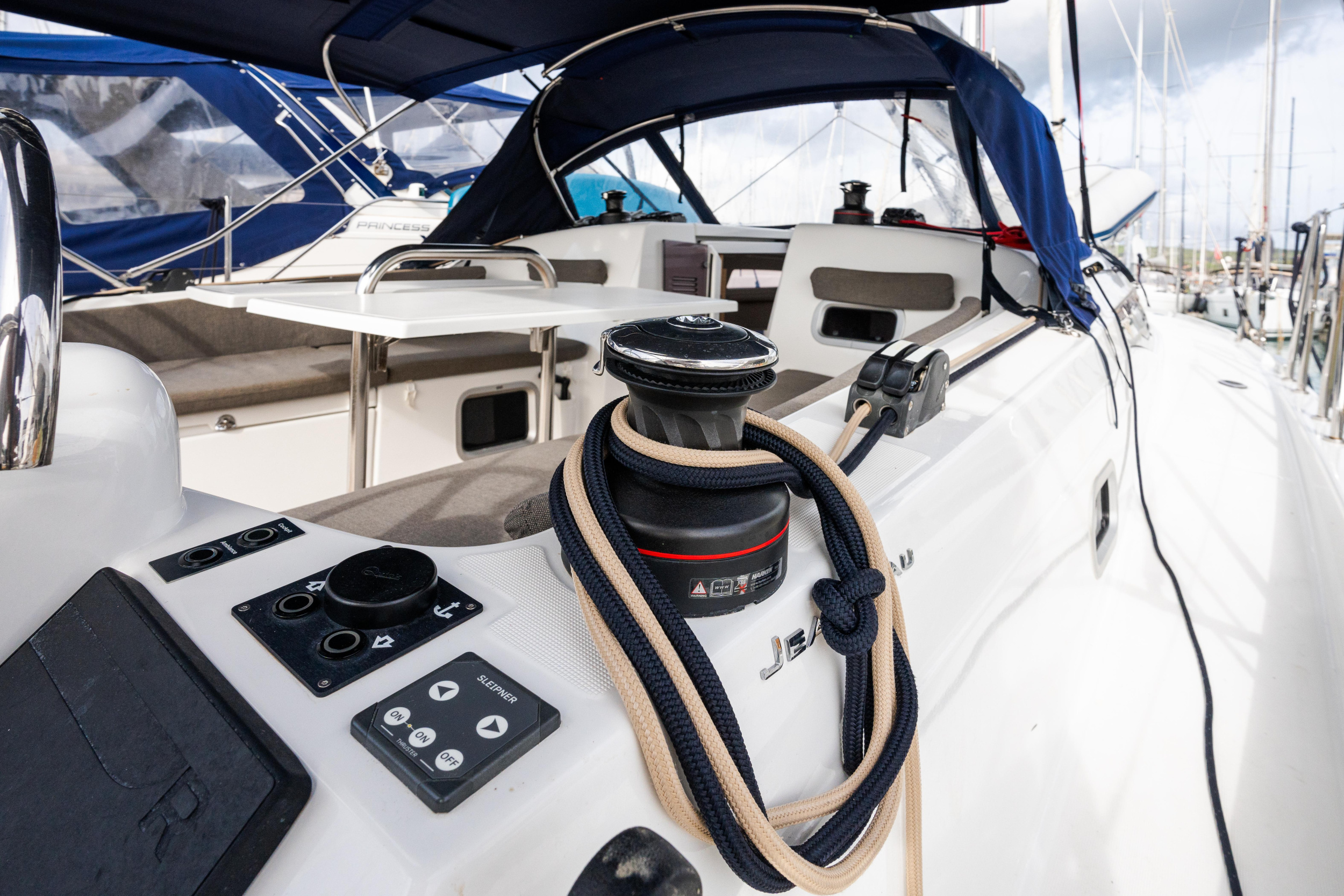 Sun Odyssey 380 — photo 14