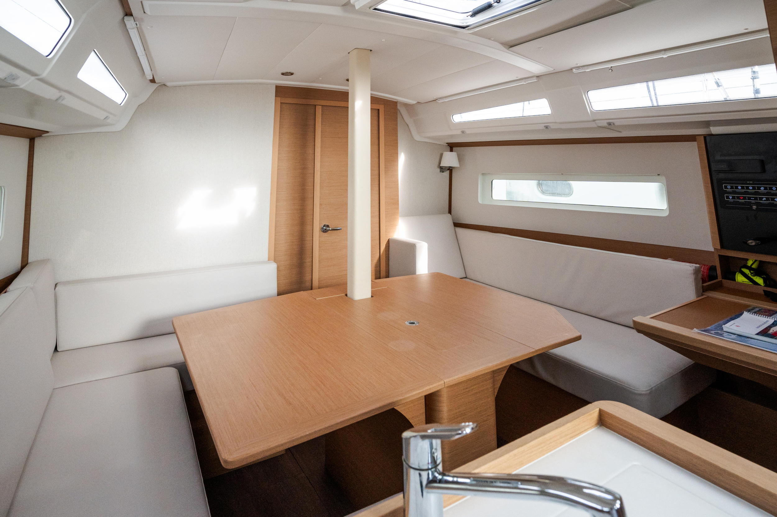 Sun Odyssey 380 — photo 9