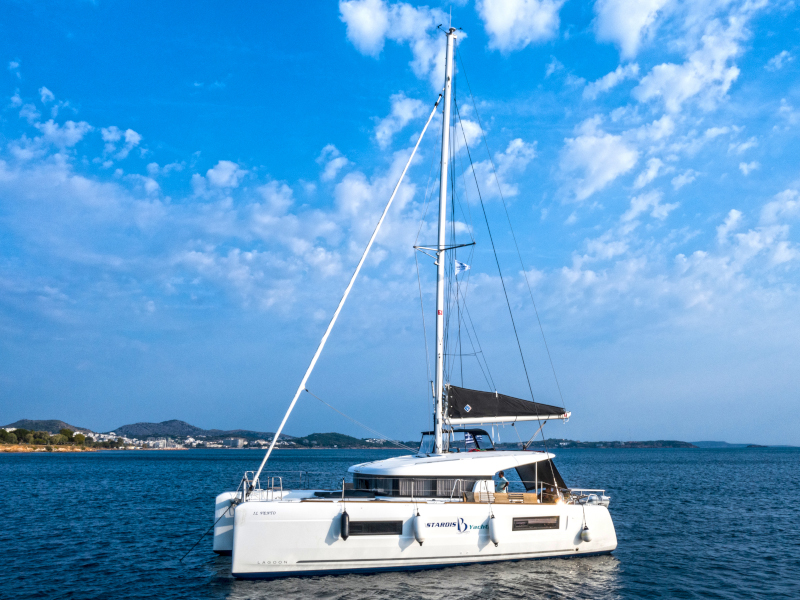 Lagoon 40 — photo 1