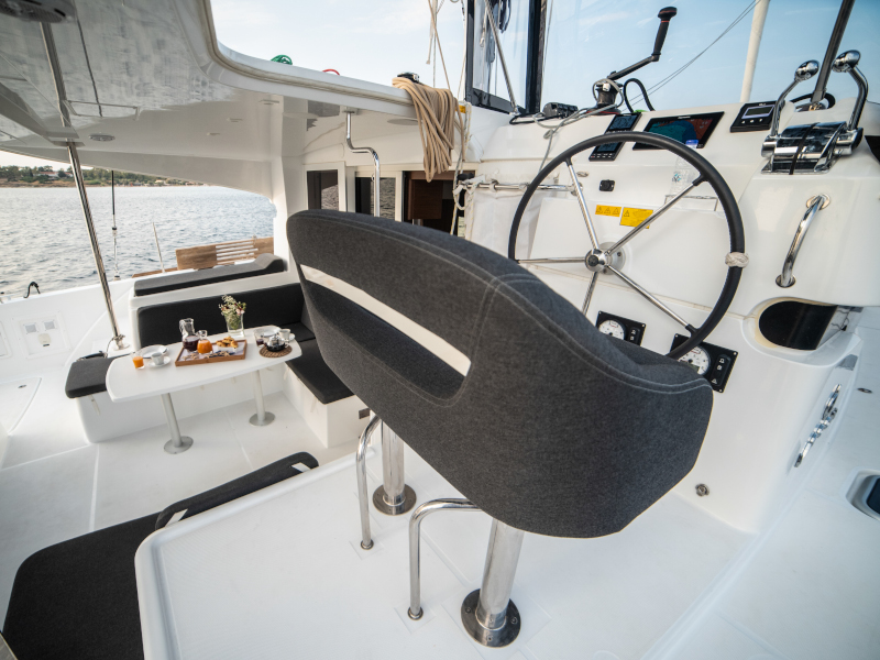 Lagoon 40 — photo 8