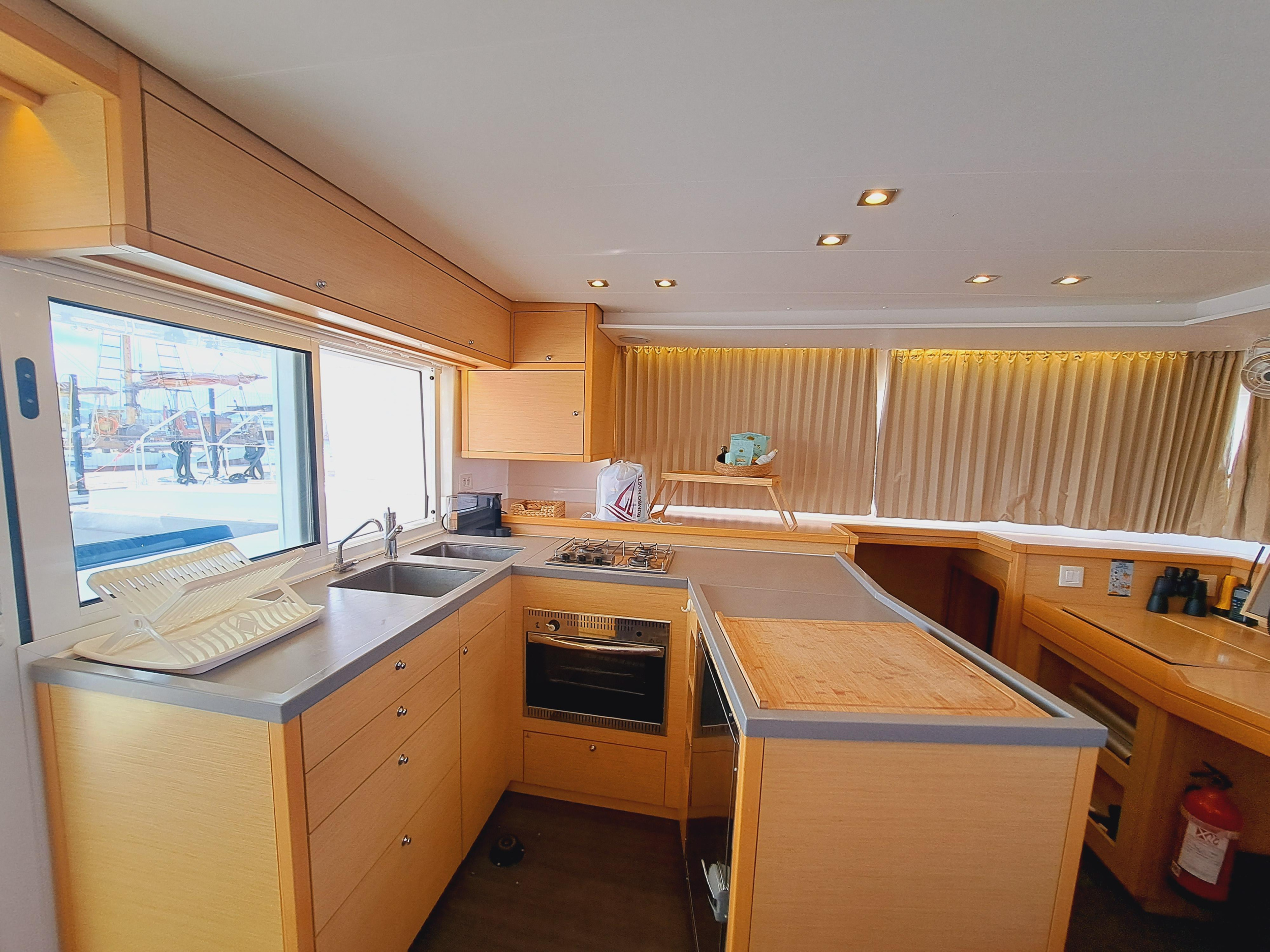 LAGOON 450 — photo 9