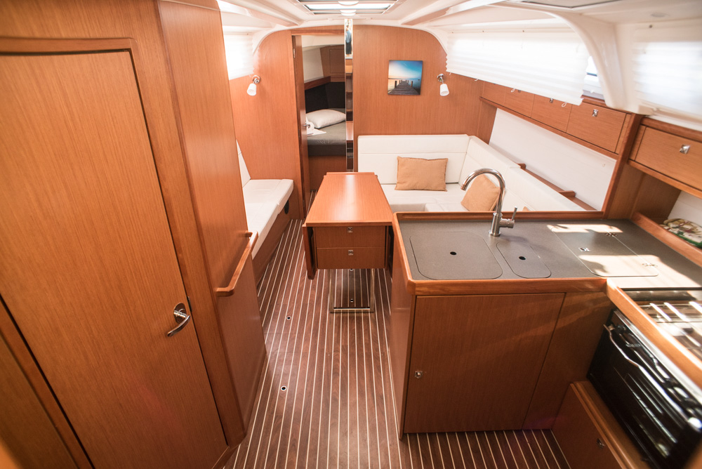 Bavaria Cruiser 37 — photo 13
