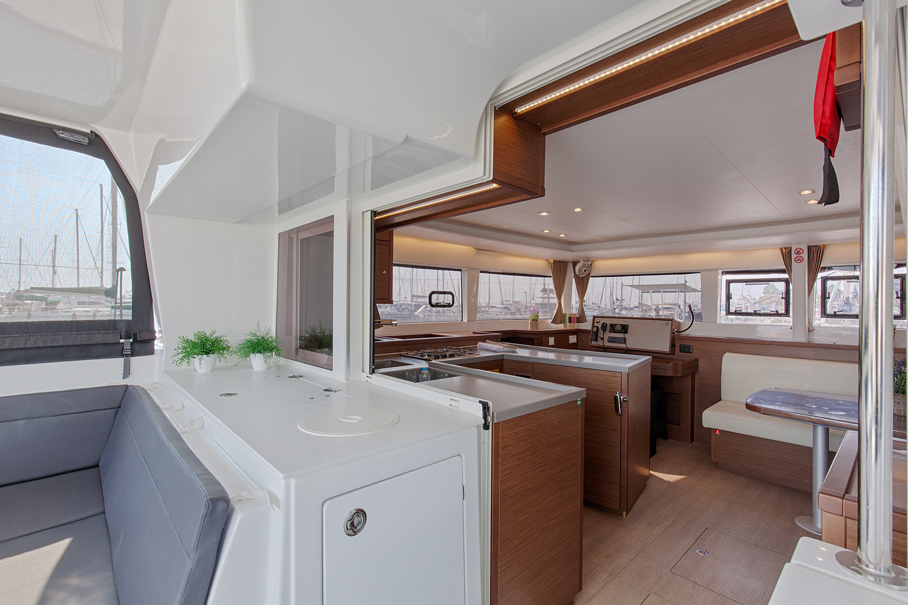 Lagoon 450 Flybridge — photo 12