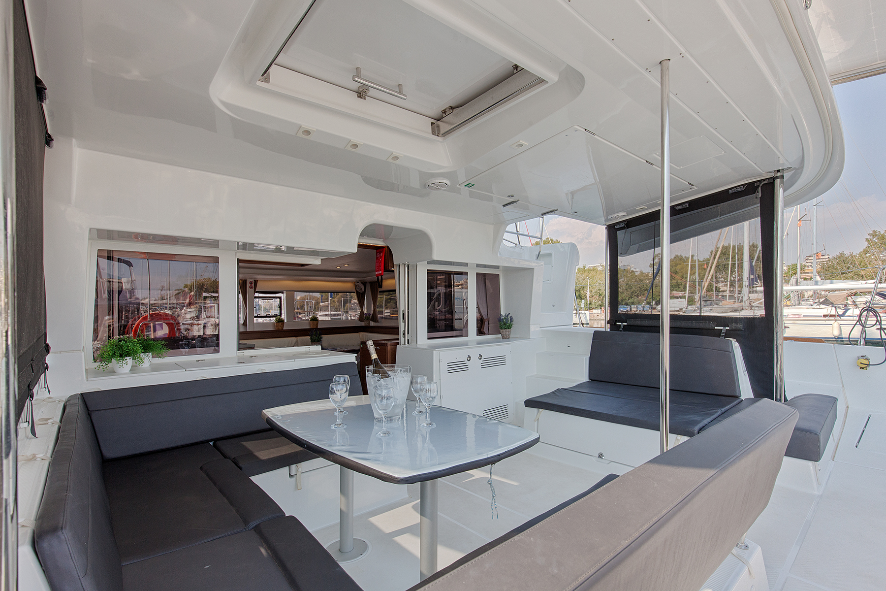 Lagoon 450 Flybridge — photo 11
