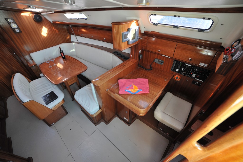 Bavaria 38 — photo 6
