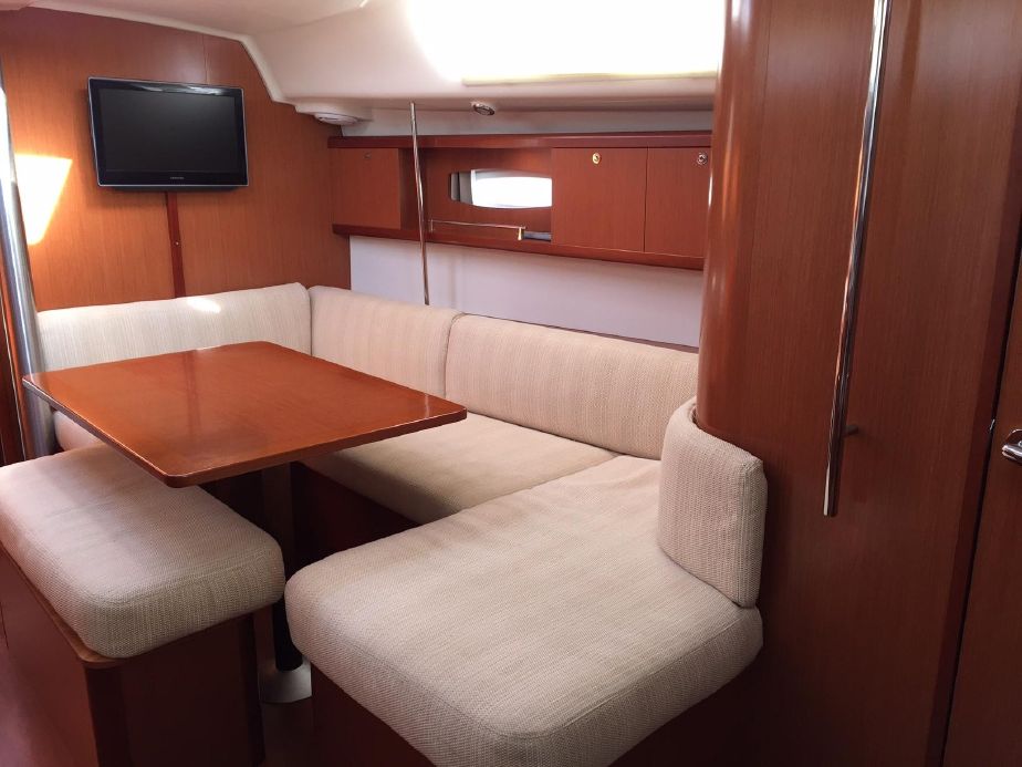 Beneteau Oceanis 40 — photo 12