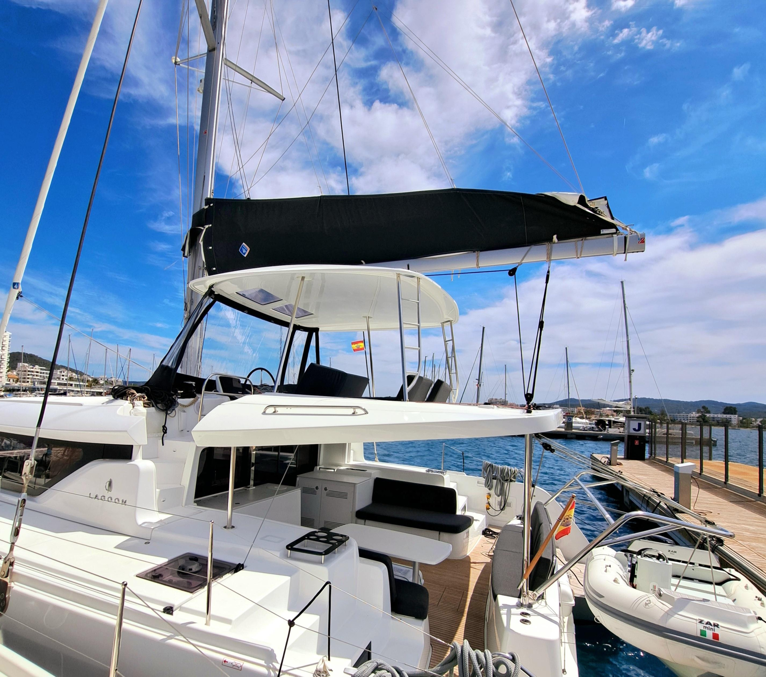 LAGOON 46 / 4 CABINS — photo 9