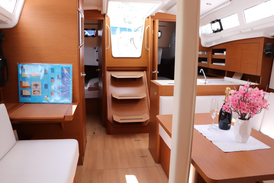 Sun Odyssey 380 — photo 3