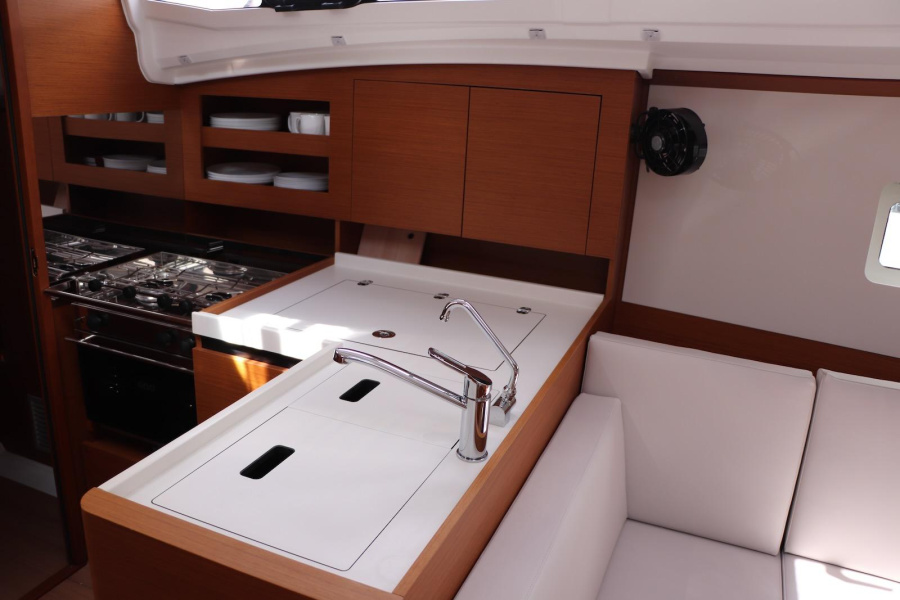 Sun Odyssey 380 — photo 2