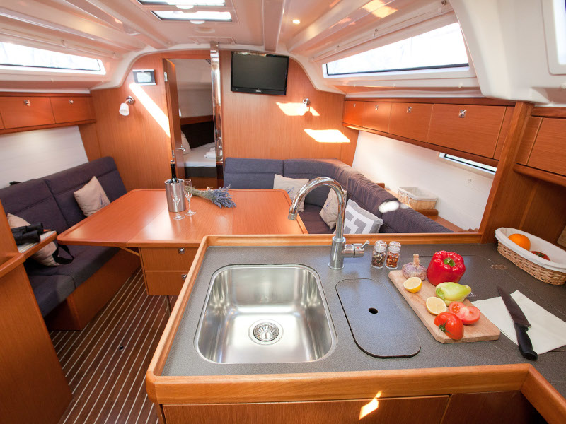 Bavaria Cruiser 37 — photo 20