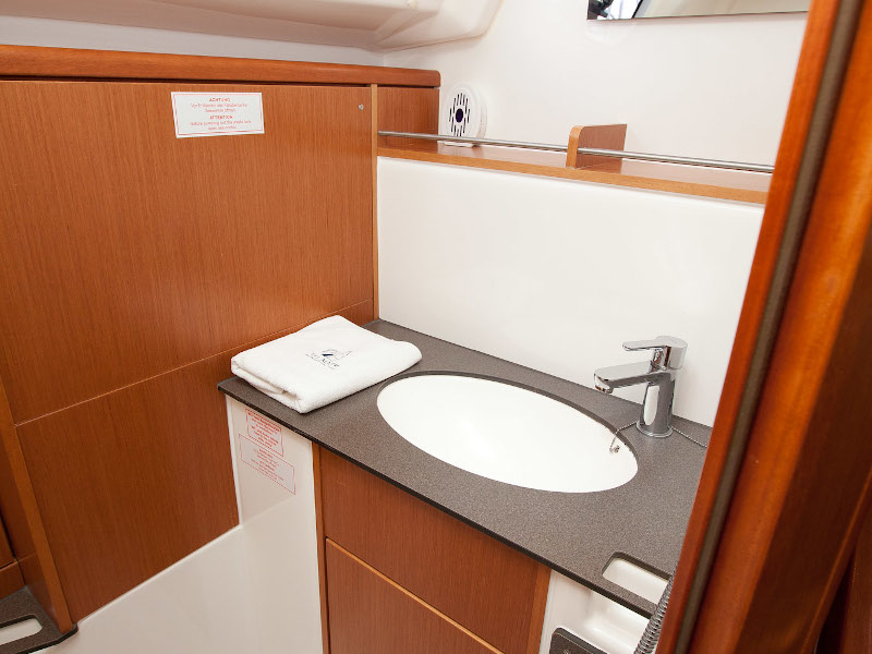Bavaria Cruiser 37 — photo 36