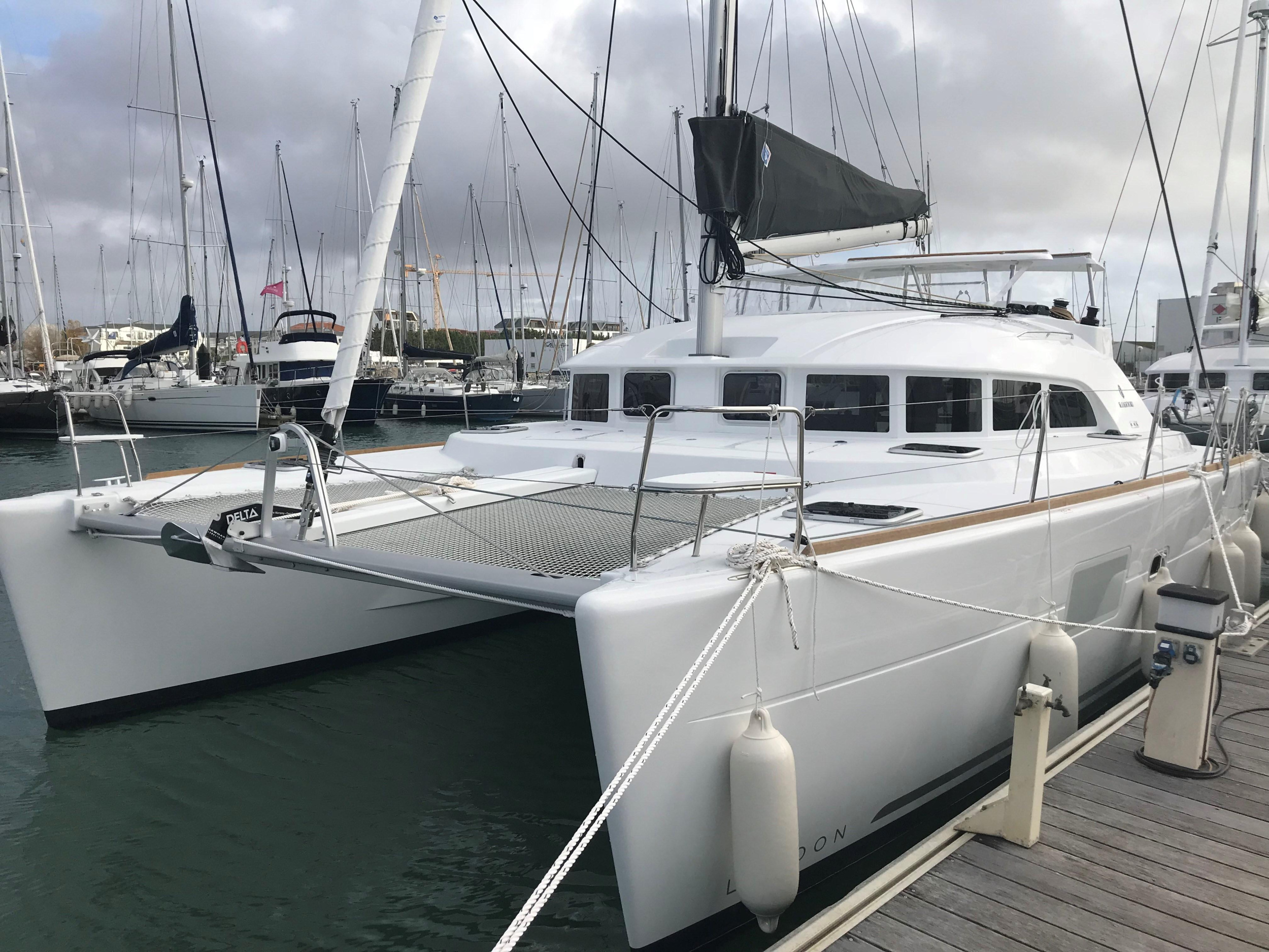 Lagoon 380 — photo 1