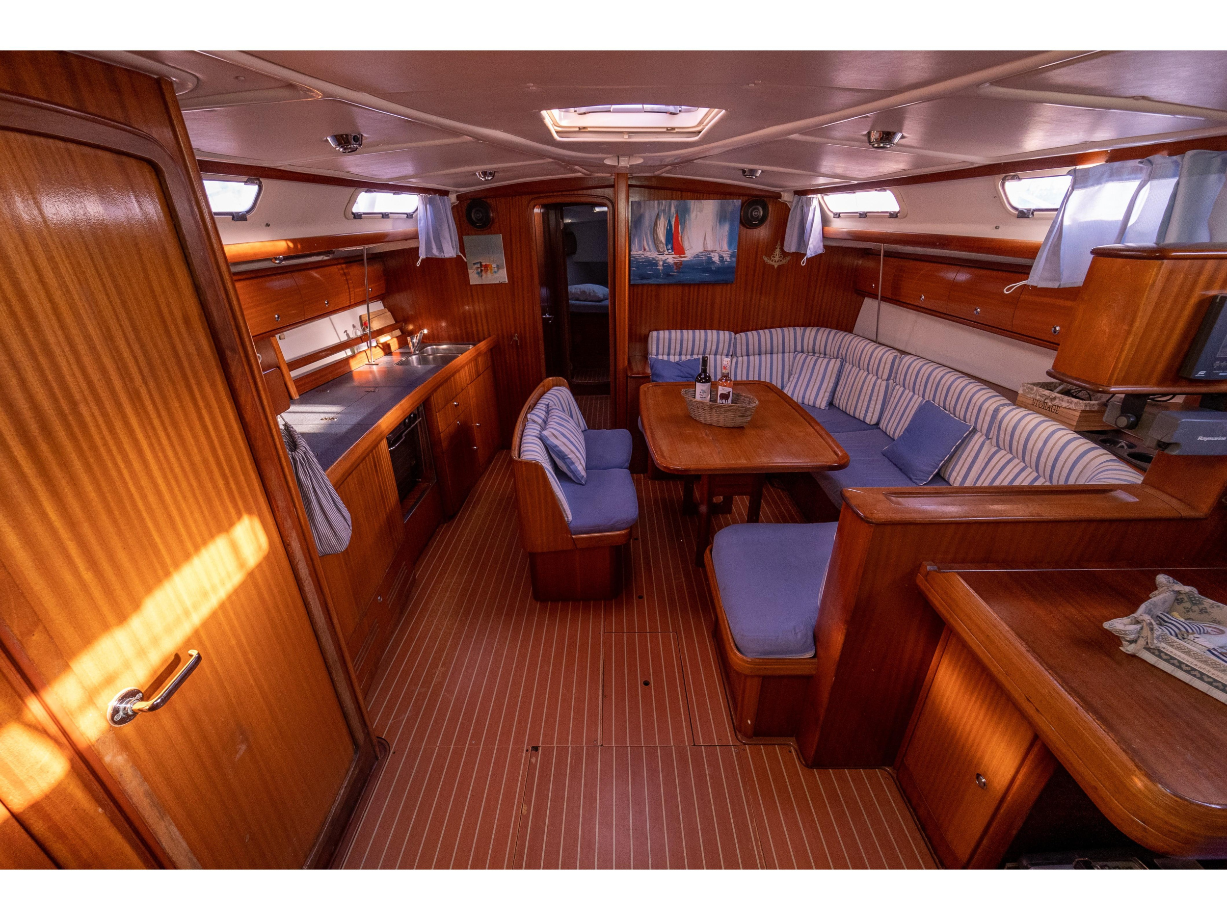 Bavaria 44 — photo 9