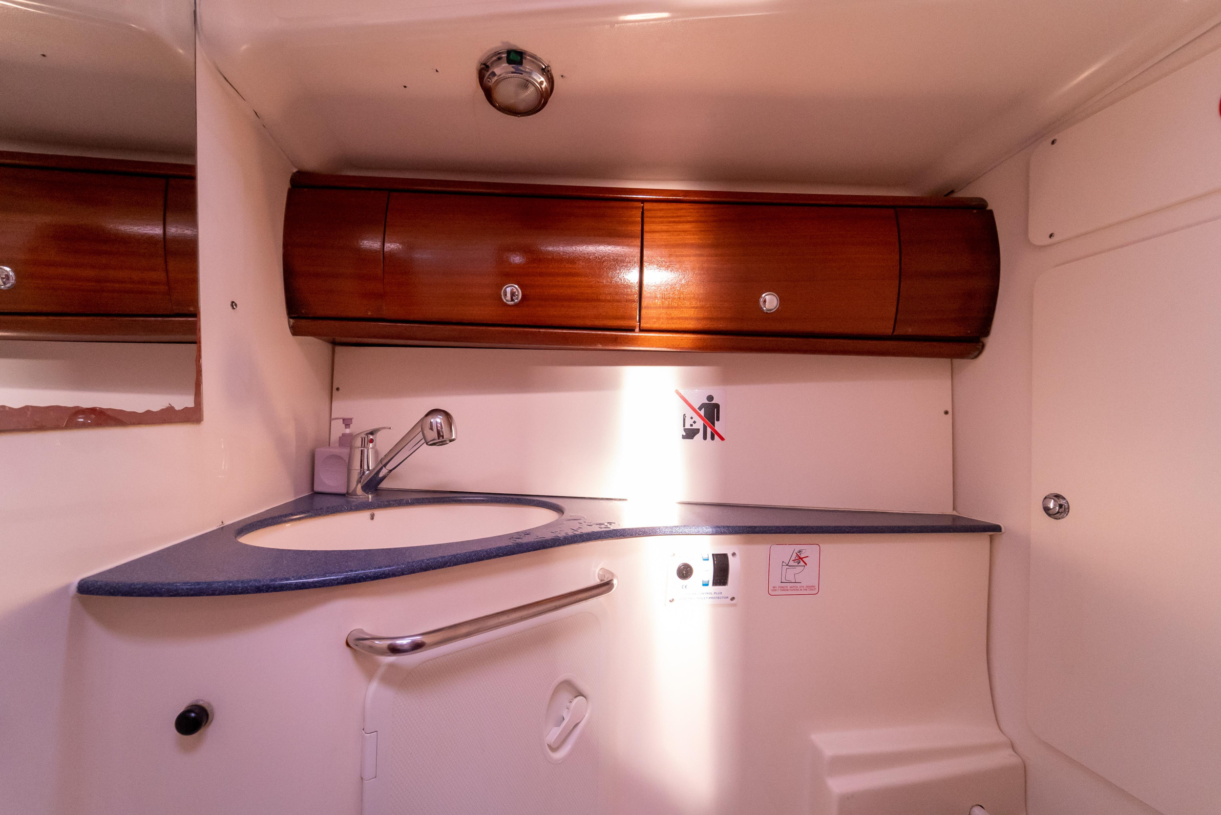 Bavaria 44 — photo 10