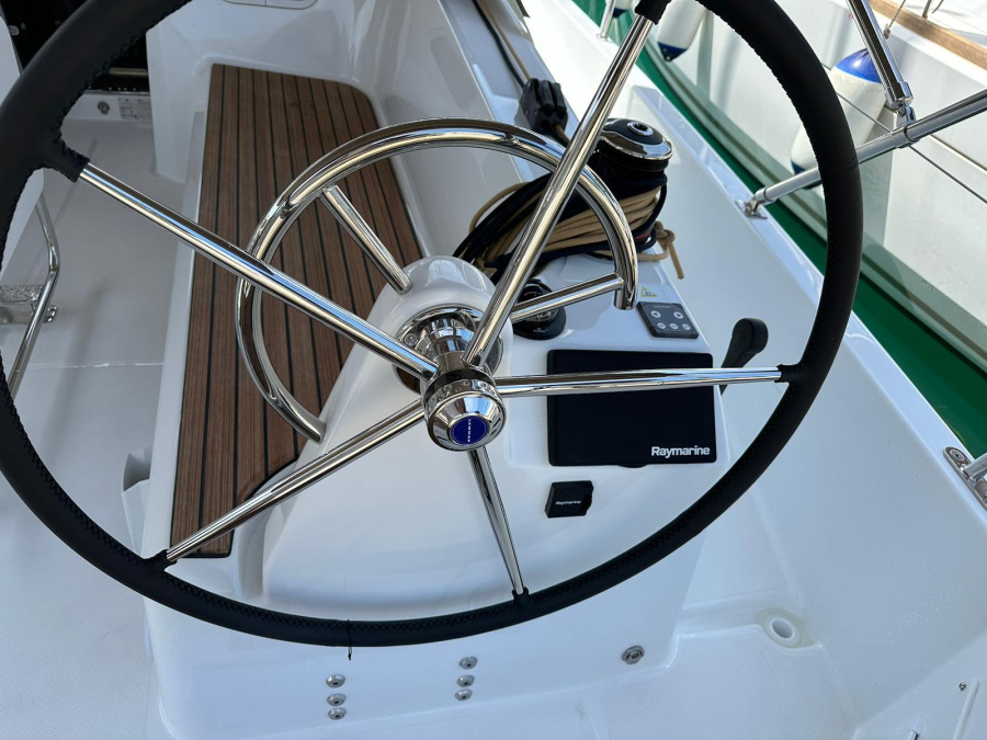 Sun Odyssey 350 — photo 18