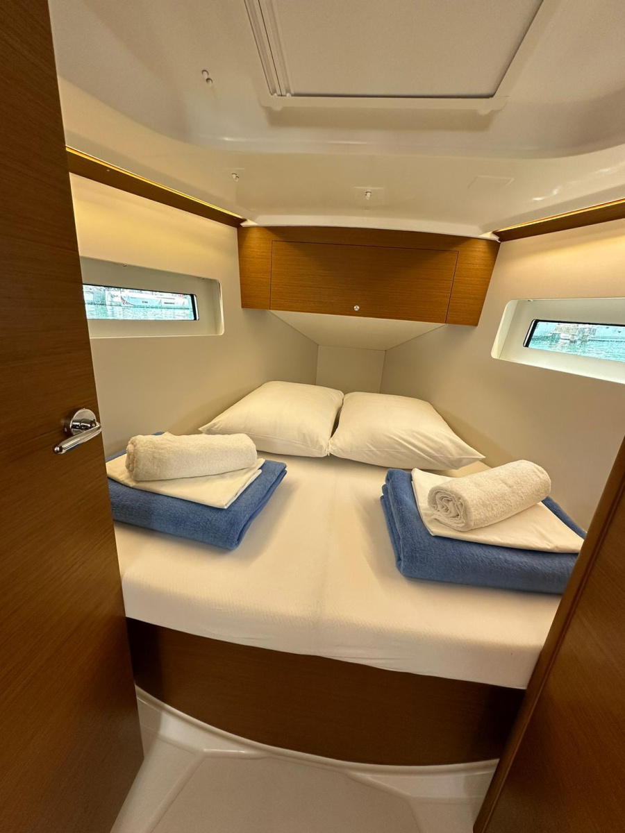 Sun Odyssey 350 — photo 16