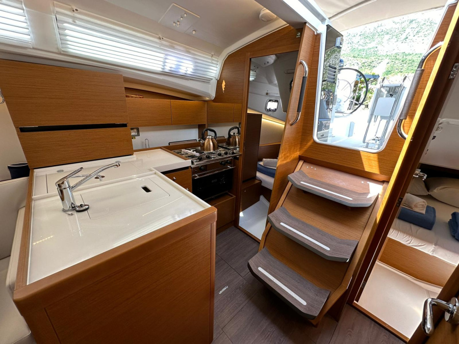 Sun Odyssey 350 — photo 5