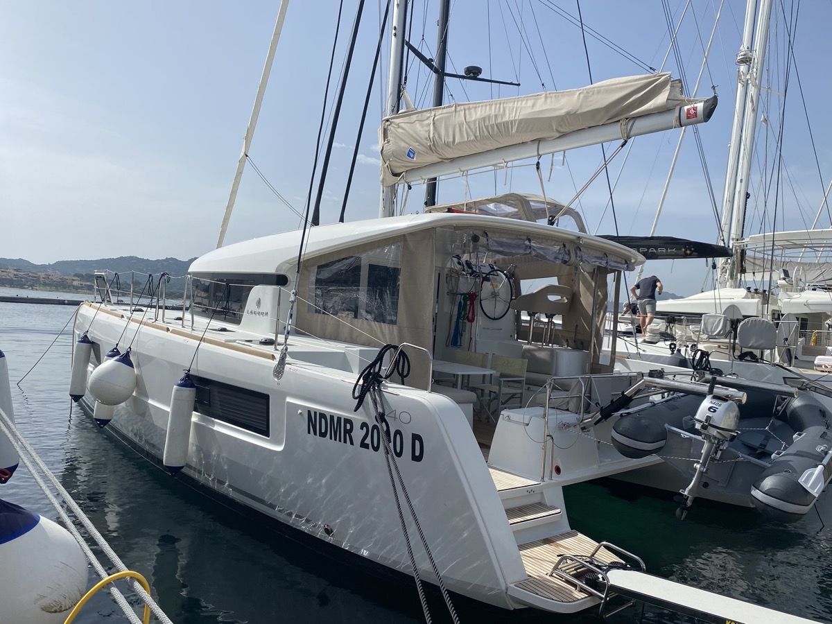 Lagoon 40 — photo 1