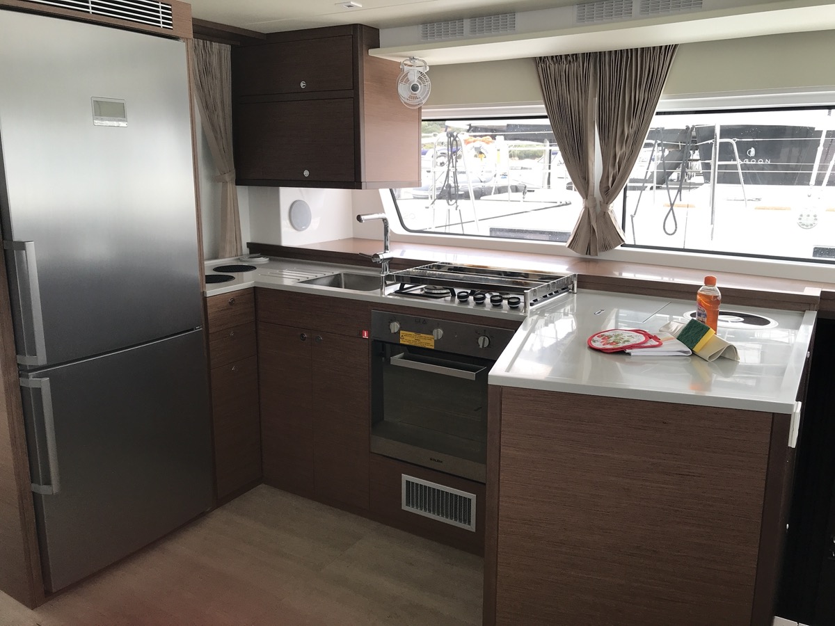 Lagoon 52F - 6 cab — photo 12
