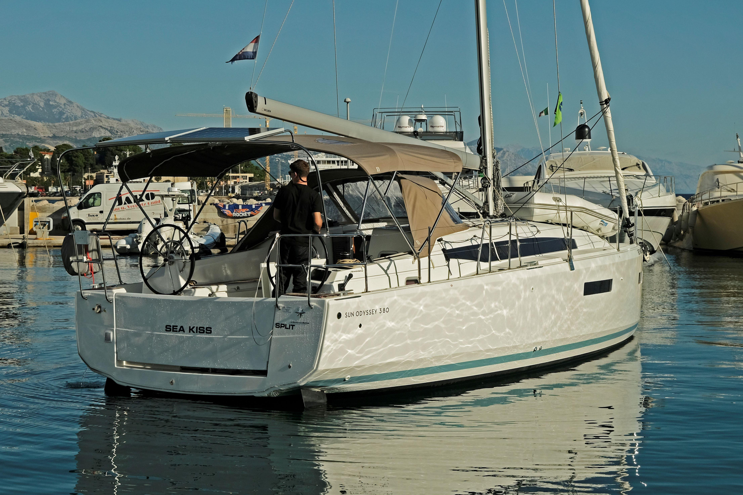 Sun Odyssey 380 — photo 2