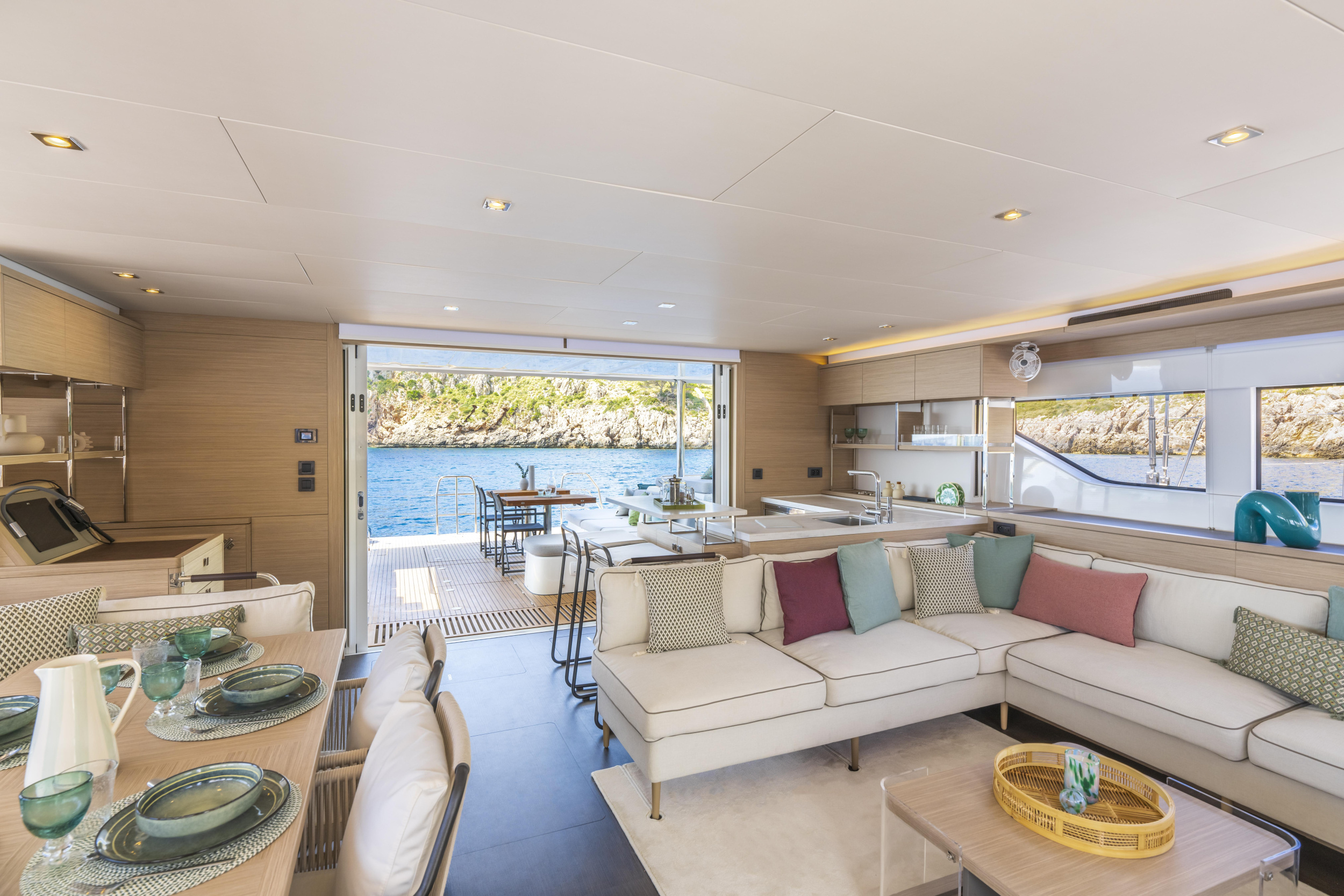 Lagoon 60 — photo 10