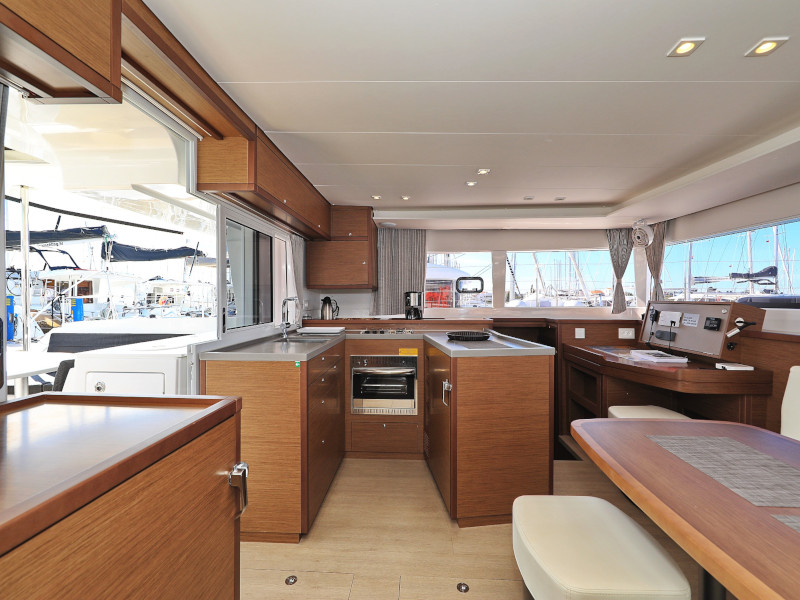 Lagoon 450 F — photo 2
