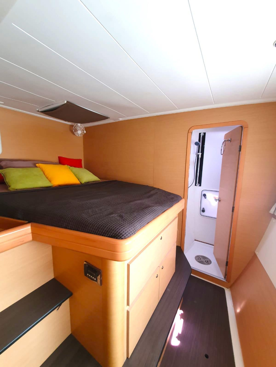 Lagoon 421 — photo 12