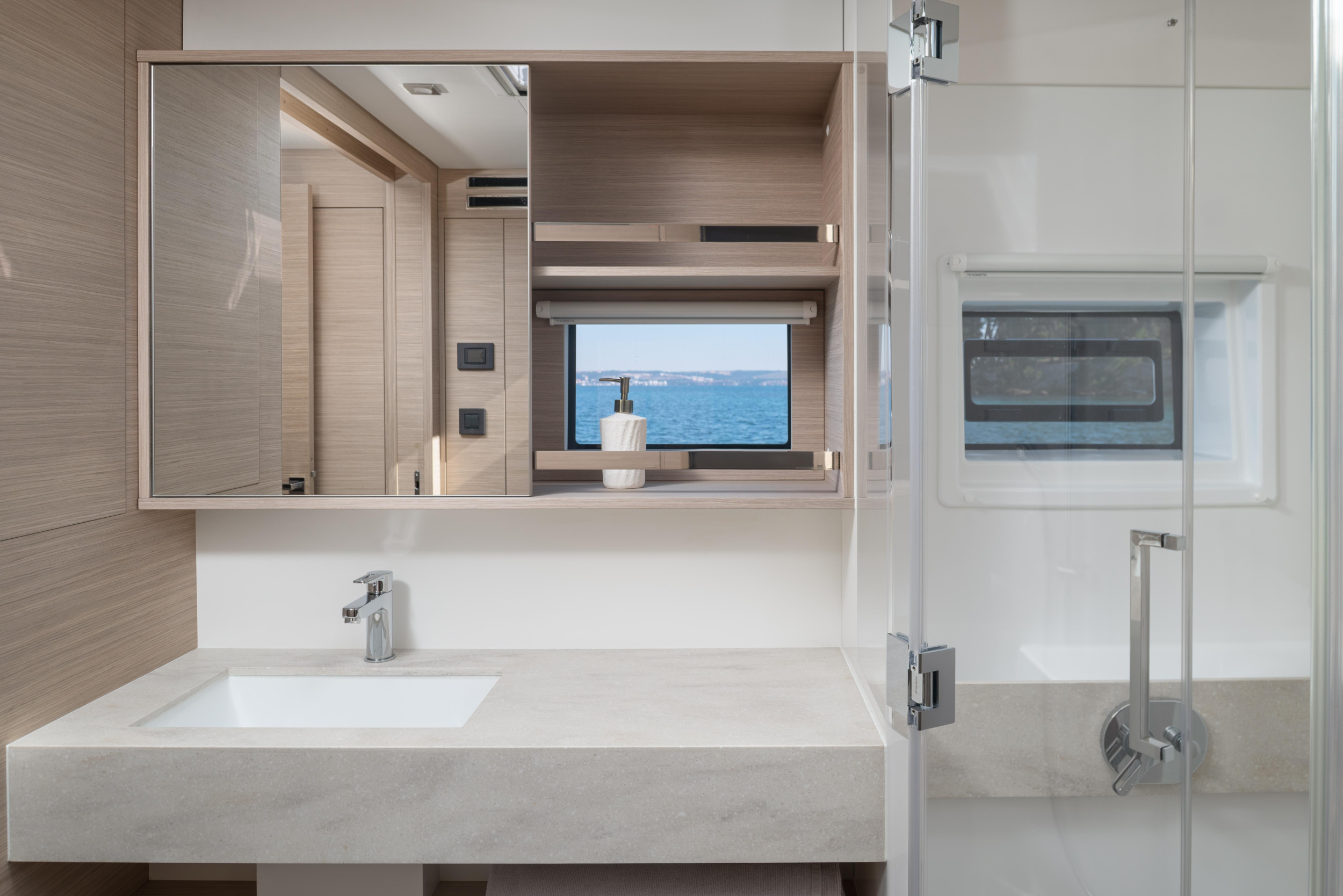 Lagoon 60 — photo 12