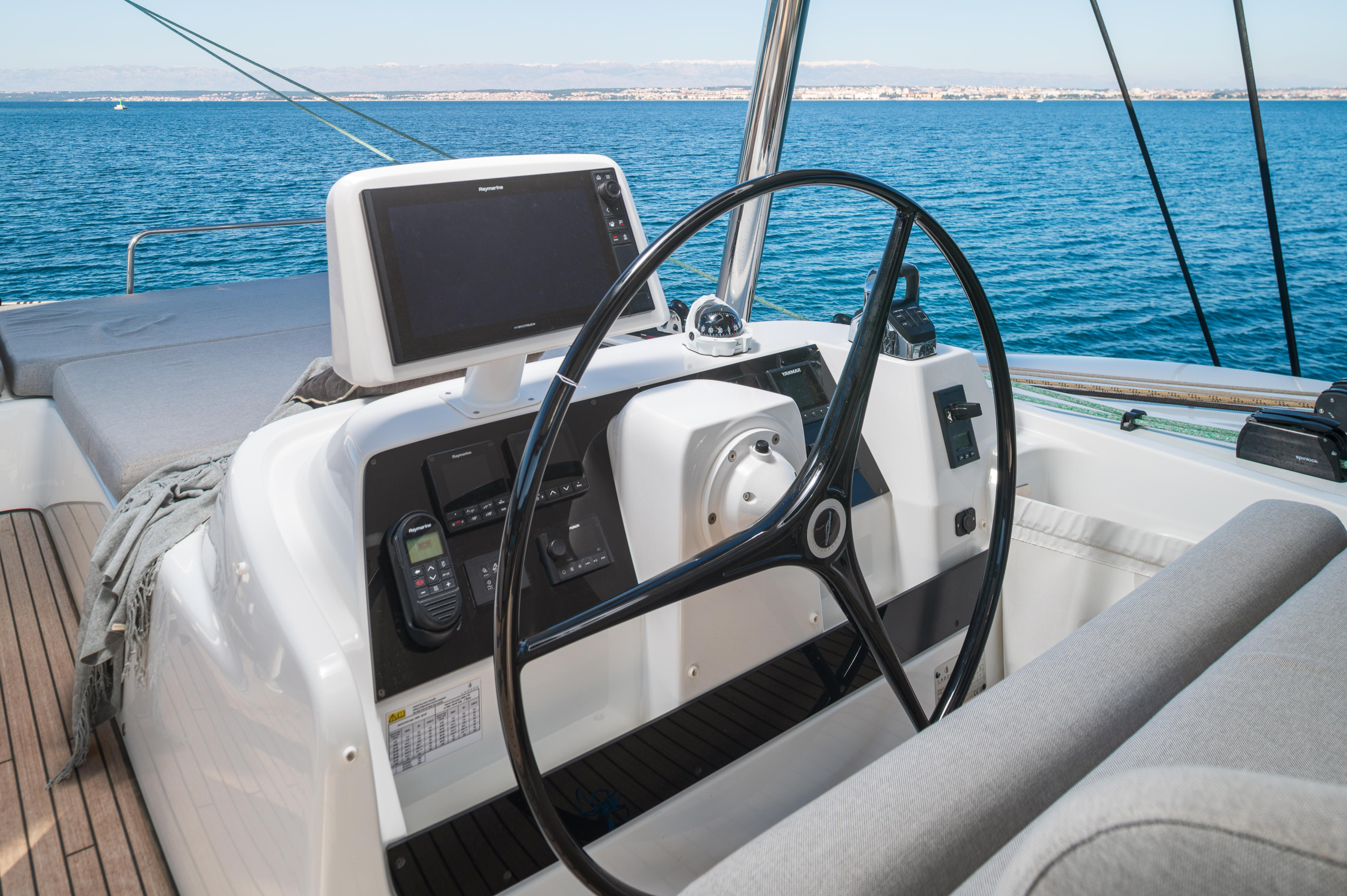 Lagoon 60 — photo 30