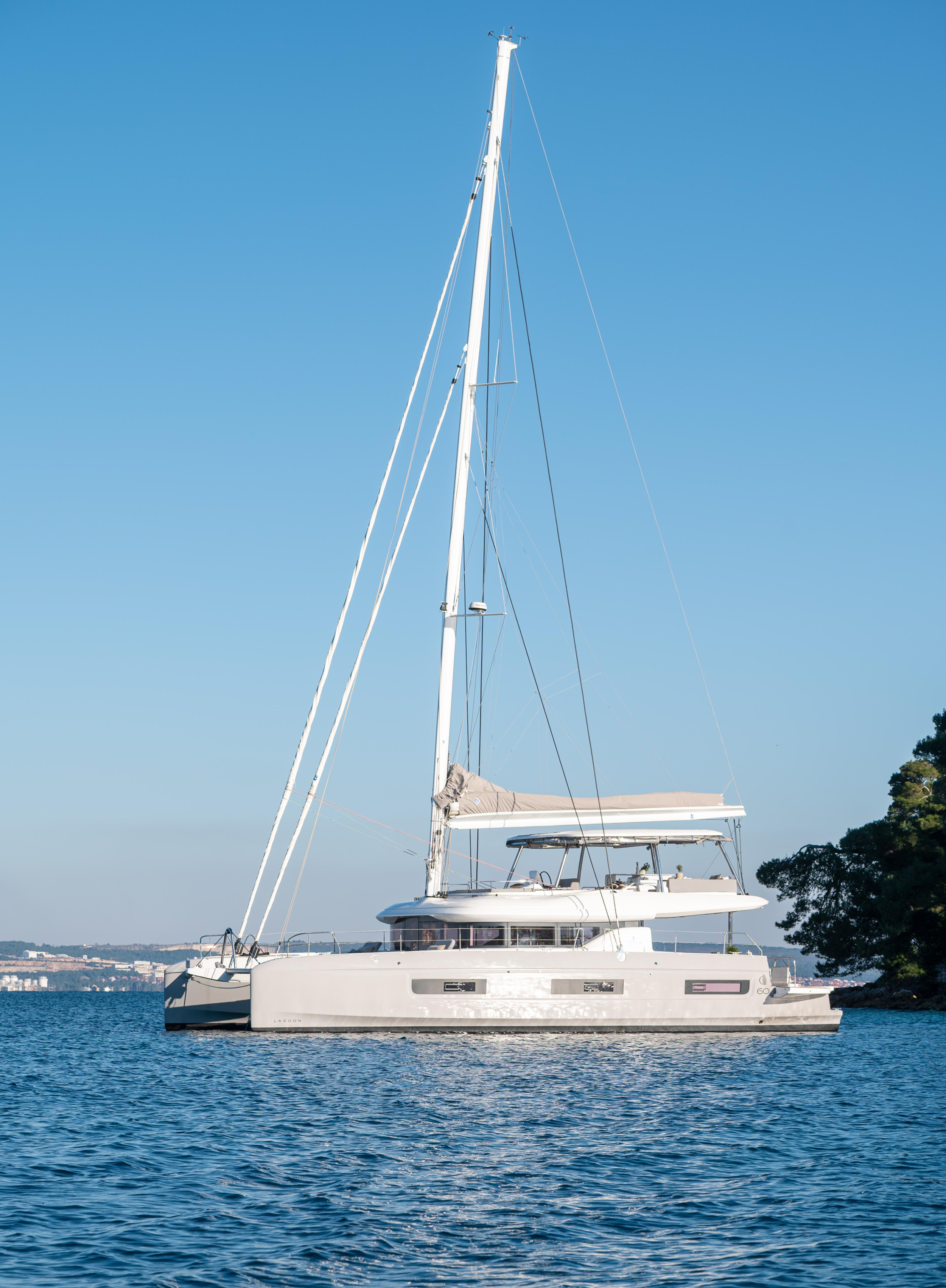 Lagoon 60 — photo 18