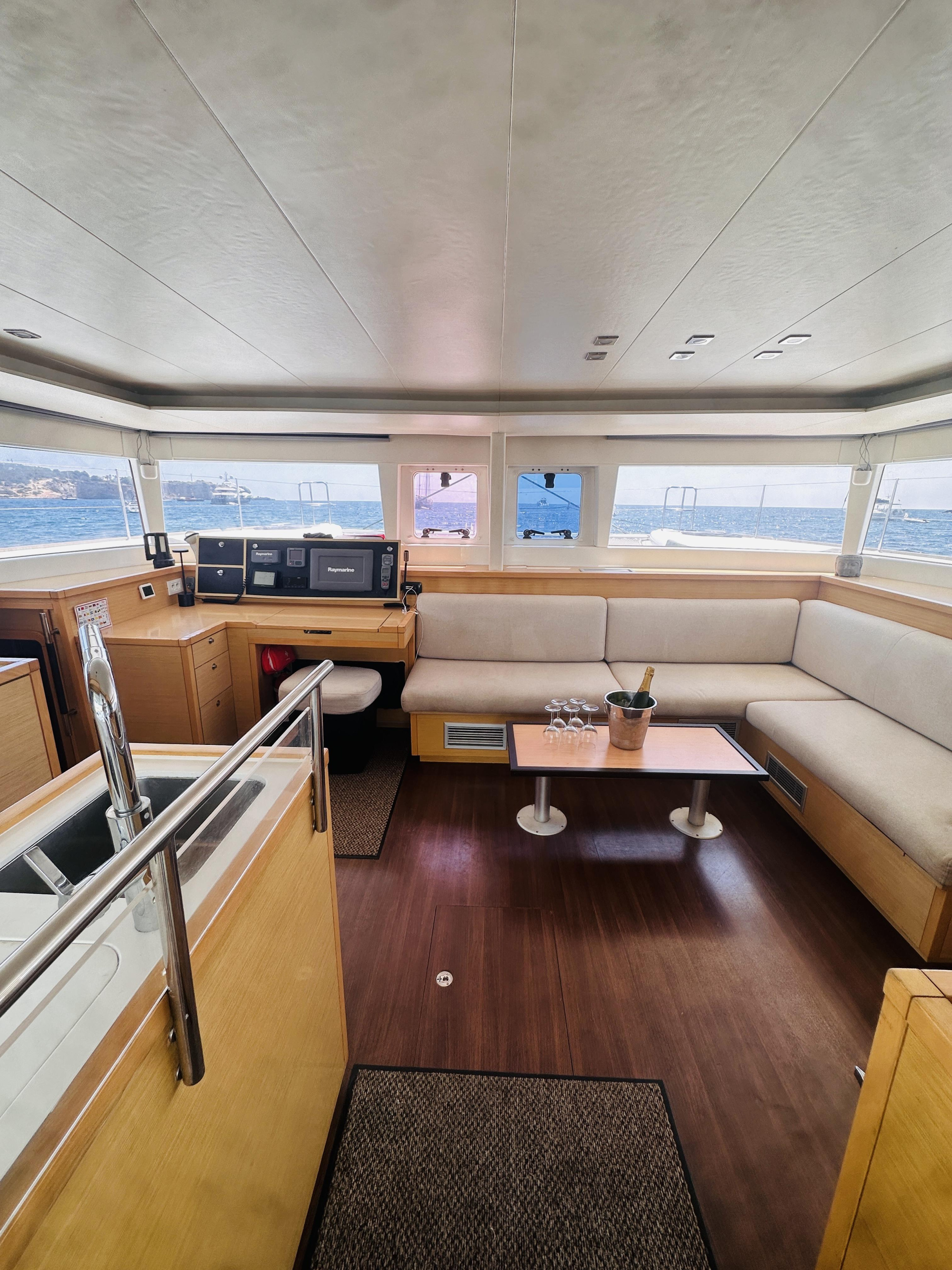 Lagoon 450 Flybridge — photo 13