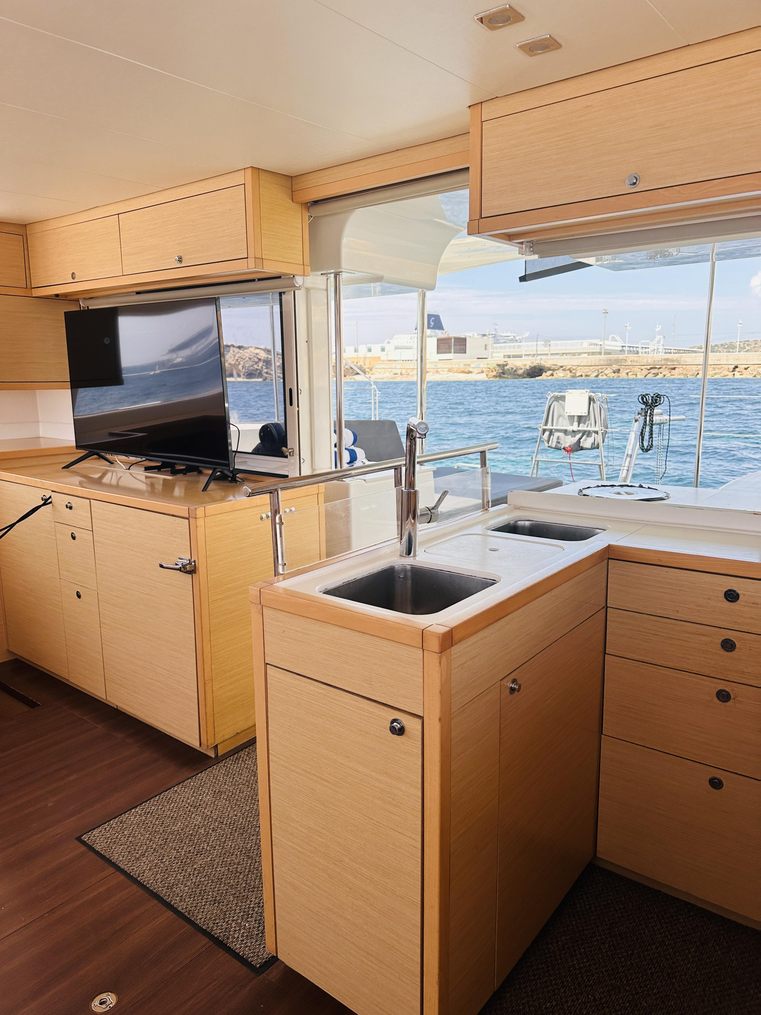 Lagoon 450 Flybridge — photo 10