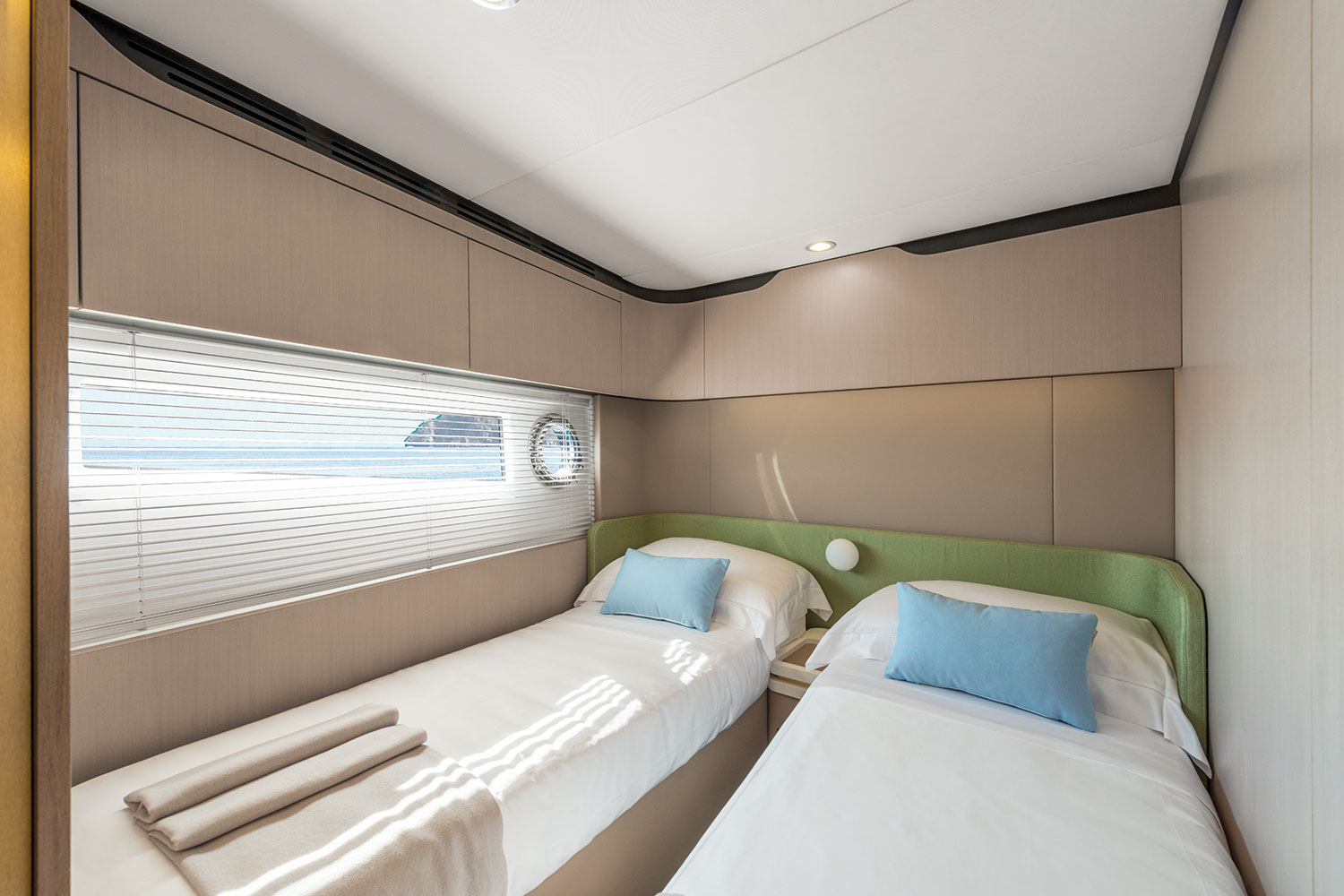 Azimut 60 — photo 22