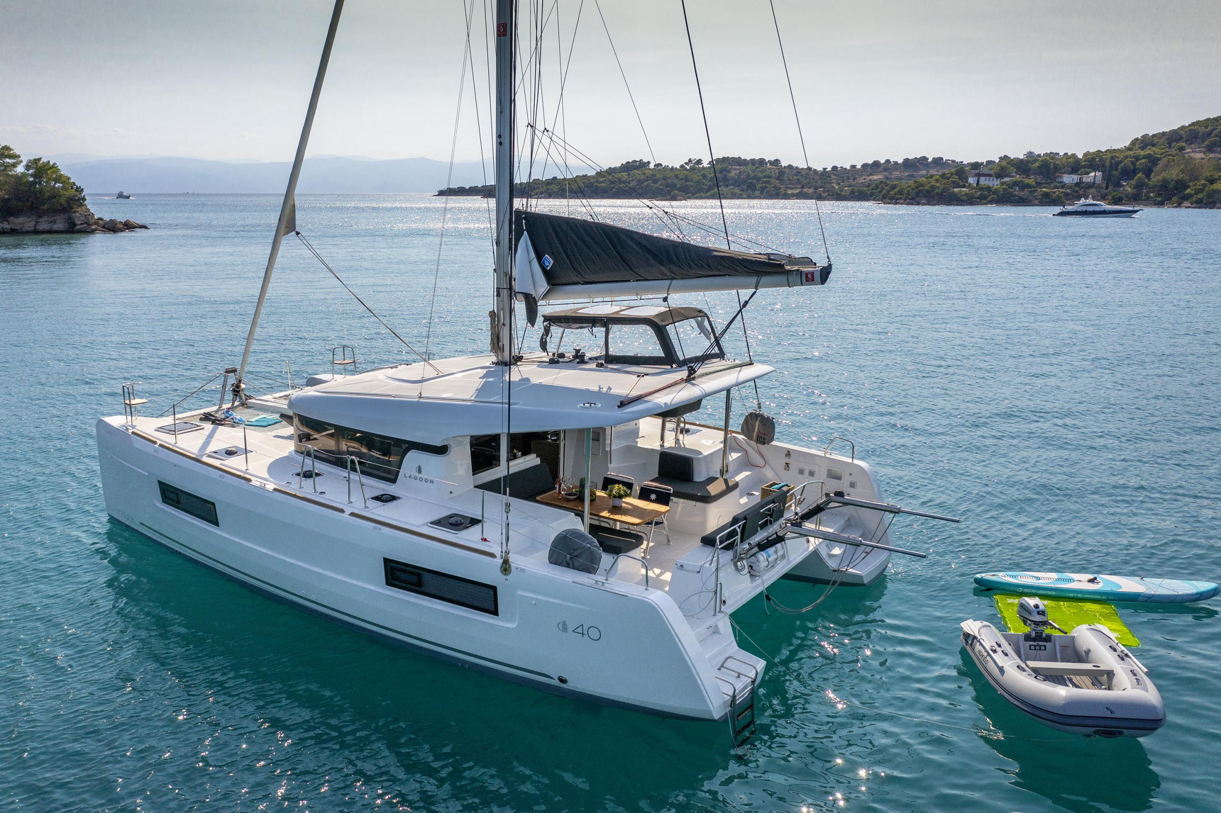 Lagoon 40 — photo 3